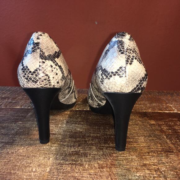 Clarks Adriel Viola Pump Womens 8.5 Heel Shoe Taupe Snake Print Heritage Classic - Picture 5 of 9